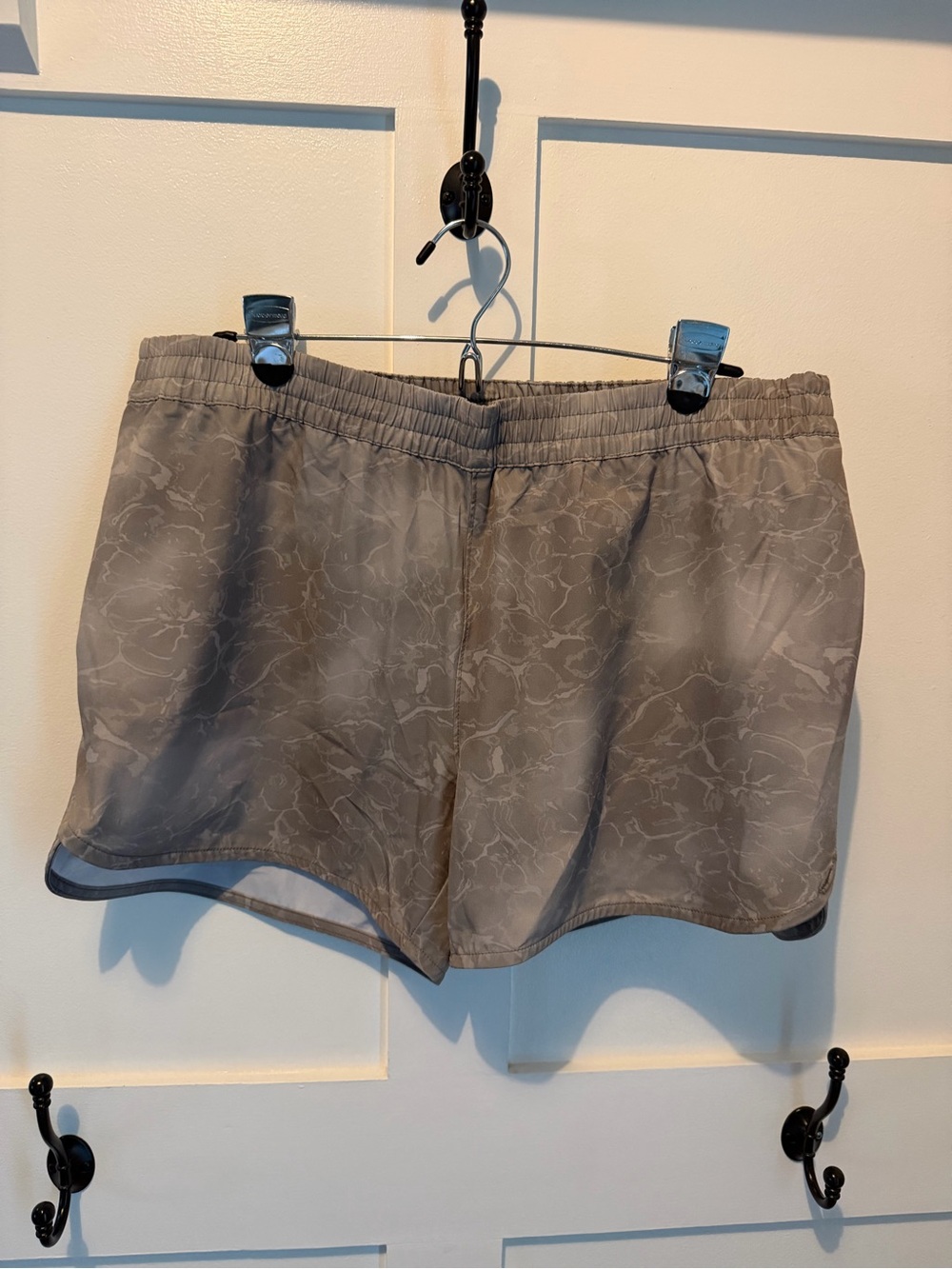 Women’s Grey waves-Print Athletic Shorts